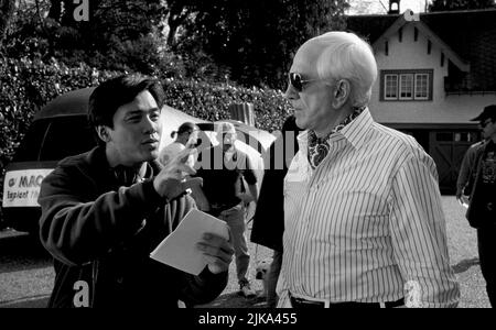 Stanley Tong & Leslie Nielsen Film: Mr Magoo: Mr. Magoo (1997) Charaktere: & Mr. Quincy Magoo Regie: Stanley Tong 25 December 1997 **WARNUNG** Dieses Foto ist nur für redaktionelle Zwecke bestimmt und unterliegt dem Copyright von DISNEY und/oder dem Fotografen, der von der Film- oder Produktionsfirma beauftragt wurde, und kann nur von Publikationen im Zusammenhang mit der Bewerbung des oben genannten Films reproduziert werden. Eine obligatorische Gutschrift an DISNEY ist erforderlich. Der Fotograf sollte auch bei Bekanntwerden des Fotos gutgeschrieben werden. Ohne schriftliche Genehmigung der Film Company kann keine kommerzielle Nutzung gewährt werden. Stockfoto