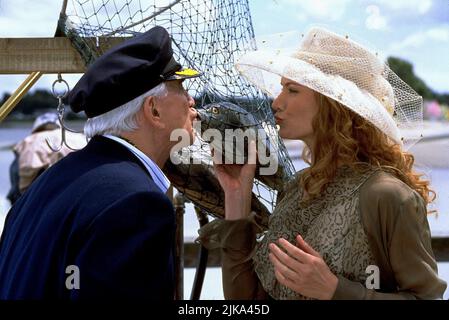 Leslie Nielsen & Kelly Lynch Film: Mr Magoo: Mr. Magoo (1997) Charaktere: Mr. Quincy Magoo & Luanne Leseur / Prunella Pagliosi Regie: Stanley Tong 25 December 1997 **WARNUNG** Dieses Foto ist nur für redaktionelle Zwecke bestimmt und unterliegt dem Copyright von DISNEY und/oder dem Fotografen, der von der Film- oder Produktionsfirma beauftragt wurde, und kann nur von Publikationen im Zusammenhang mit der Bewerbung des oben genannten Films reproduziert werden. Eine obligatorische Gutschrift an DISNEY ist erforderlich. Der Fotograf sollte auch bei Bekanntwerden des Fotos gutgeschrieben werden. Ohne schriftliche Genehmigung der Film Company kann keine kommerzielle Nutzung gewährt werden. Stockfoto