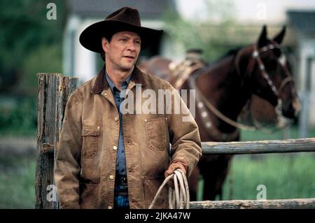 Chris Cooper Film: The Horse Whisperer (USA 1998) Charaktere: Frank Booker Regie: Robert Redford 15 May 1998 **WARNUNG** Dieses Foto ist nur für den redaktionellen Gebrauch bestimmt und unterliegt dem Copyright von TOUCHSTONE-BILDERN und/oder dem Fotografen, der von der Film- oder Produktionsfirma beauftragt wurde, und kann nur von Publikationen im Zusammenhang mit der Bewerbung des oben genannten Films reproduziert werden. Eine obligatorische Gutschrift für DIE TOUCHSTONE-BILDER ist erforderlich. Der Fotograf sollte auch bei Bekanntwerden des Fotos gutgeschrieben werden. Ohne schriftliche Genehmigung der Film Company kann keine kommerzielle Nutzung gewährt werden. Stockfoto