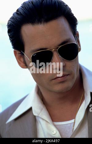 Johnny Depp Film: Donnie Brasco (1997) Charaktere: Donnie Brasco Regie: Mike Newell 28 February 1997 **WARNUNG** Dieses Foto ist nur für redaktionelle Zwecke bestimmt und unterliegt dem Copyright von TRISTAR und/oder dem von der Film- oder Produktionsfirma beauftragten Fotografen und kann nur von Publikationen im Zusammenhang mit der Bewerbung des oben genannten Films reproduziert werden. Eine obligatorische Gutschrift an TRISTAR ist erforderlich. Der Fotograf sollte auch bei Bekanntwerden des Fotos gutgeschrieben werden. Ohne schriftliche Genehmigung der Film Company kann keine kommerzielle Nutzung gewährt werden. Stockfoto