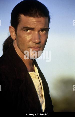 Antonio Banderas Film: Desperado (USA 1995) Charaktere: El Mariachi Regie: Robert Rodriguez 25. August 1995 **WARNUNG** Dieses Foto ist nur für redaktionelle Zwecke bestimmt und unterliegt dem Copyright von COLUMBIA PICTURES und/oder des Fotografen, der von der Film- oder Produktionsfirma beauftragt wurde und darf nur von Publikationen im Zusammenhang mit der Bewerbung des oben genannten Films reproduziert werden. Eine obligatorische Gutschrift für COLUMBIA PICTURES ist erforderlich. Der Fotograf sollte auch bei Bekanntwerden des Fotos gutgeschrieben werden. Ohne schriftliche Genehmigung der Film Company kann keine kommerzielle Nutzung gewährt werden. Stockfoto