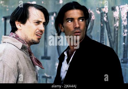 Steve Buscemi & Antonio Banderas Film: Desperado (USA 1995) Charaktere: Buscemi & El Mariachi Regie: Robert Rodriguez 25. August 1995 **WARNUNG** Dieses Foto ist nur für redaktionelle Zwecke bestimmt und unterliegt dem Copyright von COLUMBIA PICTURES und/oder des Fotografen, der von der Film- oder Produktionsfirma beauftragt wurde und darf nur von Publikationen im Zusammenhang mit der Bewerbung des oben genannten Films reproduziert werden. Eine obligatorische Gutschrift für COLUMBIA PICTURES ist erforderlich. Der Fotograf sollte auch bei Bekanntwerden des Fotos gutgeschrieben werden. Ohne schriftliche Genehmigung der Film Company kann keine kommerzielle Nutzung gewährt werden. Stockfoto