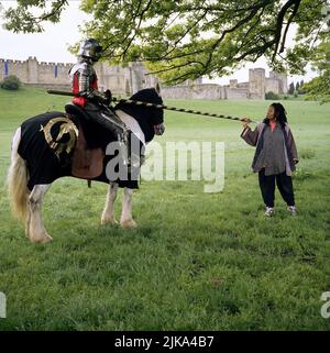 Robert Addie & Whoopi Goldberg Film: Ein Ritter in Camelot (1998) Charaktere: Sir Sagramour & Dr. Vivien Morgan Regie: Roger Young 08 November 1998 **WARNUNG** Dieses Foto ist nur für redaktionelle Zwecke bestimmt und unterliegt dem Copyright von DISNEY und/oder dem Fotografen, der von der Film- oder Produktionsfirma beauftragt wurde, und kann nur von Publikationen im Zusammenhang mit der Bewerbung des oben genannten Films reproduziert werden. Eine obligatorische Gutschrift an DISNEY ist erforderlich. Der Fotograf sollte auch bei Bekanntwerden des Fotos gutgeschrieben werden. Ohne schriftliche Genehmigung der Film Company kann keine kommerzielle Nutzung gewährt werden. Stockfoto