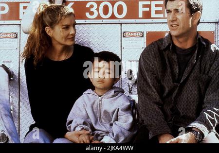 Rene Russo, Steven Lam & Mel Gibson Film: Lethal Weapon 4 (USA 1998) Regie: Richard Donner 10 July 1998 **WARNUNG** Dieses Foto ist nur für redaktionelle Verwendung bestimmt und unterliegt dem Copyright von WARNER BROS. Und/oder des Fotografen, der von der Film- oder Produktionsfirma beauftragt wurde und nur durch Publikationen im Zusammenhang mit der Bewerbung des oben genannten Films reproduziert werden kann. Eine obligatorische Gutschrift an WARNER BROS. Ist erforderlich. Der Fotograf sollte auch bei Bekanntwerden des Fotos gutgeschrieben werden. Ohne schriftliche Genehmigung der Film Company kann keine kommerzielle Nutzung gewährt werden. Stockfoto