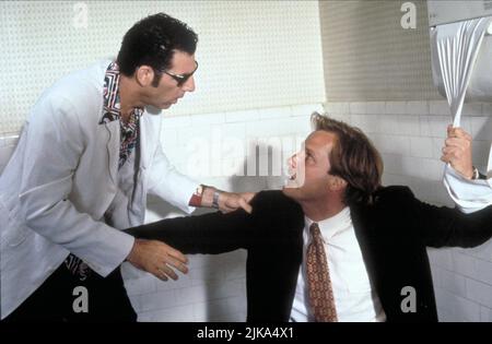 Michael Richards & Jeff Daniels Film: Trial And Error (1997) Charaktere: Richard 'Ricky' Rieti, Charles 'Charlie' Tuttle Regie: Jonathan Lynn 30 May 1997 **WARNUNG** Dieses Foto ist nur für redaktionelle Zwecke bestimmt und unterliegt dem Copyright der NEUEN LINIE und/oder des Fotografen, der von der Film- oder Produktionsfirma beauftragt wurde und darf nur von Publikationen im Zusammenhang mit der Bewerbung des oben genannten Films reproduziert werden. Eine obligatorische Gutschrift für NEUE POSITION ist erforderlich. Der Fotograf sollte auch bei Bekanntwerden des Fotos gutgeschrieben werden. Ohne schriftliche Genehmigung der Film Company kann keine kommerzielle Nutzung gewährt werden. Stockfoto