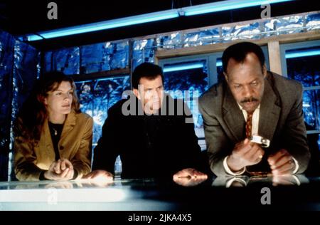 Rene Russo, Mel Gibson & Danny Glover Film: Lethal Weapon 4 (USA 1998) Regie: Richard Donner 10 July 1998 **WARNUNG** Dieses Foto ist nur für redaktionelle Verwendung bestimmt und unterliegt dem Copyright von WARNER BROS. Und/oder des Fotografen, der von der Film- oder Produktionsfirma beauftragt wurde und nur durch Publikationen im Zusammenhang mit der Bewerbung des oben genannten Films reproduziert werden kann. Eine obligatorische Gutschrift an WARNER BROS. Ist erforderlich. Der Fotograf sollte auch bei Bekanntwerden des Fotos gutgeschrieben werden. Ohne schriftliche Genehmigung der Film Company kann keine kommerzielle Nutzung gewährt werden. Stockfoto