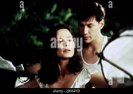 Aitana Sanchez-Gijon & Keanu Reeves Film: A Walk in the Clouds (1998) Charaktere: Victoria Aragon & Paul Sutton Regie: Alfonso Arau 27 May 1995 **WARNUNG** Dieses Foto ist nur für den redaktionellen Gebrauch bestimmt und unterliegt dem Copyright von 20 CENTURY FOX und/oder des Fotografen, der von der Film- oder Produktionsfirma beauftragt wurde, und kann nur durch Publikationen im Zusammenhang mit der Bewerbung des oben genannten Films reproduziert werden. Eine obligatorische Gutschrift an 20 CENTURY FOX ist erforderlich. Der Fotograf sollte auch bei Bekanntwerden des Fotos gutgeschrieben werden. Ohne schriftliche Genehmigung der Film Company kann keine kommerzielle Nutzung gewährt werden. Stockfoto