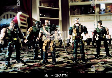 Major Chip Hazard, Brick Bazooka, Butch Meathook, Link Static Film: Small Soldiers (1998) Regie: Joe Dante 10 July 1998 **WARNUNG** Dieses Foto ist nur für redaktionelle Verwendung bestimmt und unterliegt dem Copyright von UNIVERSAL und/oder dem Fotografen, der von der Film- oder Produktionsfirma beauftragt wurde und darf nur von Publikationen im Zusammenhang mit der Bewerbung des oben genannten Films reproduziert werden. Eine obligatorische Gutschrift an UNIVERSAL ist erforderlich. Der Fotograf sollte auch bei Bekanntwerden des Fotos gutgeschrieben werden. Ohne schriftliche Genehmigung der Film Company kann keine kommerzielle Nutzung gewährt werden. Stockfoto