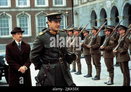 Ian Hart & Liam Neeson Film Michael Collins (USA/UK/IRL 1996) Charaktere: Joe O'Reilly & Michael Collins Regie: Neil Jordan 28. August 1996 **WARNUNG** dieses Foto ist nur für redaktionelle Zwecke bestimmt und ist urheberrechtlich geschützt von WARNER BROS. Und/oder dem von der Film- oder Produktionsgesellschaft beauftragten Fotografen und dürfen nur durch Veröffentlichungen in Verbindung mit der Werbung für den oben genannten Film reproduziert werden. Eine obligatorische Gutschrift an WARNER BROS. Ist erforderlich. Der Fotograf sollte ebenfalls angerechnet werden, wenn er bekannt ist. Ohne schriftliche Genehmigung der Film Company kann keine kommerzielle Nutzung gewährt werden. Stockfoto