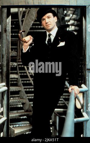 Ralph Fiennes Film The Avengers (USA 1998) Charaktere: John Steed Regie: Jeremiah S. Chechik 13. August 1998 **WARNUNG** dieses Foto ist nur für redaktionelle Zwecke bestimmt und ist urheberrechtlich geschützt von WARNER BROS. Und/oder dem von der Film- oder Produktionsgesellschaft beauftragten Fotografen und dürfen nur durch Veröffentlichungen in Verbindung mit der Werbung für den oben genannten Film reproduziert werden. Eine obligatorische Gutschrift an WARNER BROS. Ist erforderlich. Der Fotograf sollte ebenfalls angerechnet werden, wenn er bekannt ist. Ohne schriftliche Genehmigung der Film Company kann keine kommerzielle Nutzung gewährt werden. Stockfoto