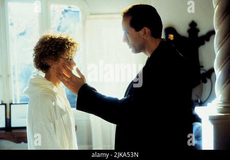 MEG Ryan & Nicolas Cage Film: City of Angels (USA/DE 1998) Charaktere: Dr. Maggie Rile & Seth Regie: Brad Silberling 10. April 1998 **WARNUNG** Dieses Foto ist nur für redaktionelle Zwecke bestimmt und unterliegt dem Copyright von WARNER BROS. Und/oder des Fotografen, der von der Film- oder Produktionsfirma beauftragt wurde und nur durch Publikationen im Zusammenhang mit der Bewerbung des oben genannten Films reproduziert werden kann. Eine obligatorische Gutschrift an WARNER BROS. Ist erforderlich. Der Fotograf sollte auch bei Bekanntwerden des Fotos gutgeschrieben werden. Ohne schriftliche Genehmigung der Film Company kann keine kommerzielle Nutzung gewährt werden. Stockfoto