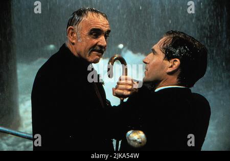 Sean Connery & Ralph Fiennes Film The Avengers (USA 1998) Charaktere: Sir August de Wynter & John Steed Regie: Jeremiah S. Chechik 13. August 1998 **WARNUNG** dieses Foto ist nur für redaktionelle Zwecke bestimmt und ist urheberrechtlich geschützt von WARNER BROS. Und/oder dem von der Film- oder Produktionsgesellschaft beauftragten Fotografen und dürfen nur durch Veröffentlichungen in Verbindung mit der Werbung für den oben genannten Film reproduziert werden. Eine obligatorische Gutschrift an WARNER BROS. Ist erforderlich. Der Fotograf sollte ebenfalls angerechnet werden, wenn er bekannt ist. Ohne schriftliche Genehmigung der Film Company kann keine kommerzielle Nutzung gewährt werden. Stockfoto