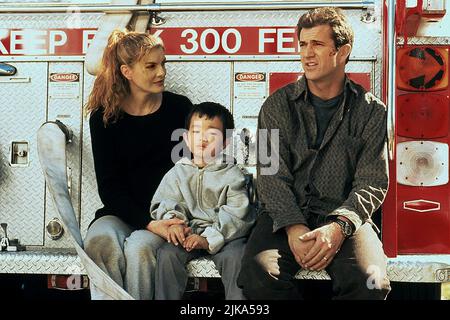 Rene Russo, Steven Lam & Mel Gibson Film: Lethal Weapon 4 (USA 1998) Regie: Richard Donner 10 July 1998 **WARNUNG** Dieses Foto ist nur für redaktionelle Verwendung bestimmt und unterliegt dem Copyright von WARNER BROS. Und/oder des Fotografen, der von der Film- oder Produktionsfirma beauftragt wurde und nur durch Publikationen im Zusammenhang mit der Bewerbung des oben genannten Films reproduziert werden kann. Eine obligatorische Gutschrift an WARNER BROS. Ist erforderlich. Der Fotograf sollte auch bei Bekanntwerden des Fotos gutgeschrieben werden. Ohne schriftliche Genehmigung der Film Company kann keine kommerzielle Nutzung gewährt werden. Stockfoto