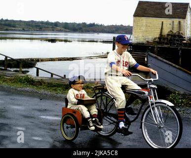 Joseph Mazzello & Ian Michael Smith Film Simon Birch (1997) Charaktere: Joe Wenteworth & Simon Birch Regie: Mark Steven Johnson 11. September 1998 **WARNUNG** dieses Foto ist nur für redaktionelle Zwecke bestimmt und unterliegt dem Copyright von BUENA VISTA und/oder dem Fotografen, der von der Film or Production Company zugewiesen wurde. Es kann nur durch Veröffentlichungen in Verbindung mit der Werbung für den oben genannten Film reproduziert werden. Es ist eine obligatorische Gutschrift für BUENA VISTA erforderlich. Der Fotograf sollte ebenfalls angerechnet werden, wenn er bekannt ist. Ohne schriftliche Genehmigung der Film Company kann keine kommerzielle Nutzung gewährt werden. Stockfoto