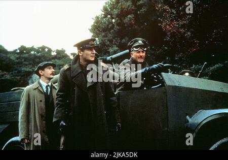 Ian Hart & Liam Neeson Film Michael Collins (USA/UK/IRL 1996) Charaktere: Joe O'Reilly & Michael Collins Regie: Neil Jordan 28. August 1996 **WARNUNG** dieses Foto ist nur für redaktionelle Zwecke bestimmt und ist urheberrechtlich geschützt von WARNER BROS. Und/oder dem von der Film- oder Produktionsgesellschaft beauftragten Fotografen und dürfen nur durch Veröffentlichungen in Verbindung mit der Werbung für den oben genannten Film reproduziert werden. Eine obligatorische Gutschrift an WARNER BROS. Ist erforderlich. Der Fotograf sollte ebenfalls angerechnet werden, wenn er bekannt ist. Ohne schriftliche Genehmigung der Film Company kann keine kommerzielle Nutzung gewährt werden. Stockfoto