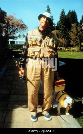 Leslie Nielsen mit Hund Film: Mr Magoo: Mr. Magoo (1997) Charaktere: Mr. Quincy Magoo MIT Regisseur: Stanley Tong 25 December 1997 **WARNUNG** Dieses Foto ist nur für redaktionelle Zwecke bestimmt und unterliegt dem Copyright von DISNEY und/oder dem Fotografen, der von der Film- oder Produktionsfirma beauftragt wurde, und kann nur von Publikationen im Zusammenhang mit der Bewerbung des oben genannten Films reproduziert werden. Eine obligatorische Gutschrift an DISNEY ist erforderlich. Der Fotograf sollte auch bei Bekanntwerden des Fotos gutgeschrieben werden. Ohne schriftliche Genehmigung der Film Company kann keine kommerzielle Nutzung gewährt werden. Stockfoto