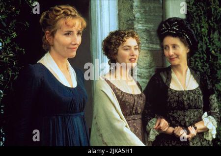 Emma Thompson, Kate Winslet & Gemma Jones Film: Sense and Sensibility (USA/UK 1995) Charaktere: Elinor Dashwood,Marianne Dashwood & Mrs. Dashwood Regie: Ang Lee 13 December 1995 **WARNUNG** Dieses Foto ist nur für redaktionelle Zwecke bestimmt und unterliegt dem Copyright von COLUMBIA und/oder des Fotografen, der von der Film- oder Produktionsfirma beauftragt wurde, und kann nur von Publikationen im Zusammenhang mit der Bewerbung des oben genannten Films reproduziert werden. Eine obligatorische Gutschrift an COLUMBIA ist erforderlich. Der Fotograf sollte auch bei Bekanntwerden des Fotos gutgeschrieben werden. Ohne schriftliche Genehmigung des F kann keine kommerzielle Nutzung gewährt werden Stockfoto