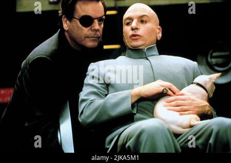 Robert Wagner & Mike Myers Film: Austin Powers: International man of Mystery (USA/DE 1997) Charaktere: NUMBER TWO & DR. EVIL Director: Jay Roach 02 May 1997 **WARNUNG** Dieses Foto ist nur für den redaktionellen Gebrauch bestimmt und unterliegt dem Copyright des NEW LINE CINEMA und/oder des Fotografen, der von der Film- oder Produktionsfirma beauftragt wurde und kann nur durch Publikationen im Zusammenhang mit der Bewerbung des oben genannten Films reproduziert werden. Eine obligatorische Gutschrift für DAS NEUE LINE CINEMA ist erforderlich. Der Fotograf sollte auch bei Bekanntwerden des Fotos gutgeschrieben werden. Ohne schriftliche Genehmigung der Film Compan kann keine kommerzielle Nutzung gewährt werden Stockfoto