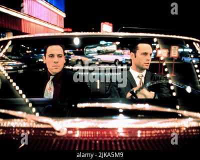 Jon Favreau & Vince Vaughn Film: Swingers (1998) Charaktere: Mike Peters & Trent Walker Regie: Doug Liman 31. August 1996 **WARNUNG** Dieses Foto ist nur für redaktionelle Zwecke bestimmt und unterliegt dem Copyright von PATHE und/oder des Fotografen, der von der Film- oder Produktionsfirma beauftragt wurde, und kann nur durch Publikationen im Zusammenhang mit der Bewerbung des oben genannten Films reproduziert werden. Eine obligatorische Gutschrift an PATHE ist erforderlich. Der Fotograf sollte auch bei Bekanntwerden des Fotos gutgeschrieben werden. Ohne schriftliche Genehmigung der Film Company kann keine kommerzielle Nutzung gewährt werden. Stockfoto