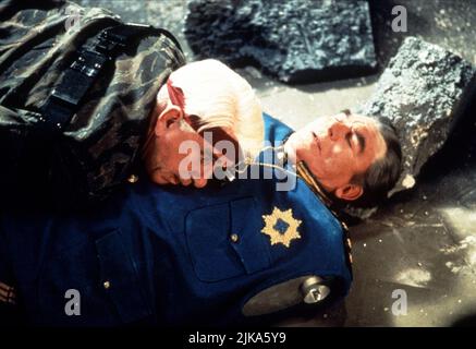 Leslie Nielson & Andy Griffith Film: Spy Hard (1996) Charaktere: & General Rancor Regie: Rick Friedberg 24 May 1996 **WARNUNG** Dieses Foto ist nur für den redaktionellen Gebrauch bestimmt und unterliegt dem Copyright von BUENA VISTA und/oder dem Fotografen, der von der Film- oder Produktionsfirma beauftragt wurde und darf nur von Publikationen im Zusammenhang mit der Bewerbung des oben genannten Films reproduziert werden. Eine obligatorische Gutschrift an BUENA VISTA ist erforderlich. Der Fotograf sollte auch bei Bekanntwerden des Fotos gutgeschrieben werden. Ohne schriftliche Genehmigung der Film Company kann keine kommerzielle Nutzung gewährt werden. Stockfoto