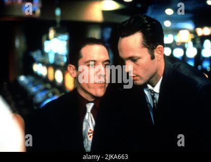 Jon Favreau & Vince Vaughn Film: Swingers (1996) Charaktere: Mike Peters & Trent Walker Regie: Doug Liman 31. August 1996 **WARNUNG** Dieses Foto ist nur für redaktionelle Zwecke bestimmt und unterliegt dem Copyright von PATHE und/oder des Fotografen, der von der Film- oder Produktionsfirma beauftragt wurde, und kann nur durch Publikationen im Zusammenhang mit der Bewerbung des oben genannten Films reproduziert werden. Eine obligatorische Gutschrift an PATHE ist erforderlich. Der Fotograf sollte auch bei Bekanntwerden des Fotos gutgeschrieben werden. Ohne schriftliche Genehmigung der Film Company kann keine kommerzielle Nutzung gewährt werden. Stockfoto