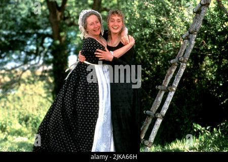 Gemma Jones & Kate Winslet Film Sense and Sensibility (USA/UK 1995) Charaktere: Mrs. Dashwood & Marianne Dashwood Regie: Ang Lee 13. Dezember 1995 **WARNUNG** dieses Foto ist nur für redaktionelle Zwecke bestimmt und unterliegt dem Copyright von COLUMBIA und/oder dem Fotografen, der von der Film or Production Company zugewiesen wurde. Es kann nur durch Veröffentlichungen in Verbindung mit der Werbung für den oben genannten Film reproduziert werden. Eine obligatorische Gutschrift für COLUMBIA ist erforderlich. Der Fotograf sollte ebenfalls angerechnet werden, wenn er bekannt ist. Ohne schriftliche Genehmigung der Film Company kann keine kommerzielle Nutzung gewährt werden. Stockfoto