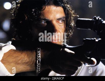 Antonio Banderas Film: Assassins (USA/FR 1995) Charaktere: Miguel Bain Regie: Richard Donner 06. Oktober 1995 **WARNUNG** Dieses Foto ist nur für redaktionelle Zwecke bestimmt und unterliegt dem Copyright von WARNER BROS. Und/oder des Fotografen, der von der Film- oder Produktionsfirma beauftragt wurde und nur durch Publikationen im Zusammenhang mit der Bewerbung des oben genannten Films reproduziert werden kann. Eine obligatorische Gutschrift an WARNER BROS. Ist erforderlich. Der Fotograf sollte auch bei Bekanntwerden des Fotos gutgeschrieben werden. Ohne schriftliche Genehmigung der Film Company kann keine kommerzielle Nutzung gewährt werden. Stockfoto