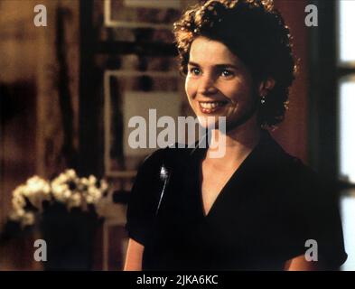 Julia Ormond Film: Sabrina (USA/DE 1995) Regie: Sydney Pollack 15 December 1995 **WARNUNG** Dieses Foto ist nur für den redaktionellen Gebrauch bestimmt und unterliegt dem Copyright von PARAMOUNT PICTURES und/oder des Fotografen, der von der Film- oder Produktionsfirma beauftragt wurde und darf nur von Publikationen im Zusammenhang mit der Bewerbung des oben genannten Films reproduziert werden. Eine obligatorische Gutschrift für PARAMOUNT-BILDER ist erforderlich. Der Fotograf sollte auch bei Bekanntwerden des Fotos gutgeschrieben werden. Ohne schriftliche Genehmigung der Film Company kann keine kommerzielle Nutzung gewährt werden. Stockfoto