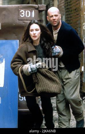 Madeleine Stowe & Bruce Willis Film: Zwölf Affen; 12 Affen (USA 1995) Charaktere: Kathryn Railly, James Cole Regie: Terry Gilliam 27. Dezember 1995 **WARNUNG** Dieses Foto ist nur für den redaktionellen Gebrauch bestimmt und unterliegt dem Copyright von UNIVERSAL und/oder dem Fotografen, der von der Film- oder Produktionsfirma beauftragt wurde und darf nur von Publikationen im Zusammenhang mit der Bewerbung des oben genannten Films reproduziert werden. Eine obligatorische Gutschrift an UNIVERSAL ist erforderlich. Der Fotograf sollte auch bei Bekanntwerden des Fotos gutgeschrieben werden. Ohne schriftliche Genehmigung der Film Company kann keine kommerzielle Nutzung gewährt werden. Stockfoto