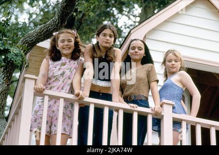 Ashleigh Aston Moore, Gaby Hoffmann, Christina Ricci & Thora Birch Film: Now and Then (1997) Charaktere: Young Chrissy DeWitt, Young Samantha Albertson, Young Roberta Martin, Teeny Regie: Lesli Linka Glatter 20 October 1995 **WARNUNG** Dieses Foto ist nur für den redaktionellen Gebrauch bestimmt und unterliegt dem Copyright der NEUEN LINIE und/oder des Fotografen, der von der Film- oder Produktionsfirma beauftragt wurde, und kann nur durch Publikationen im Zusammenhang mit der Bewerbung des oben genannten Films reproduziert werden. Eine obligatorische Gutschrift für NEUE POSITION ist erforderlich. Der Fotograf sollte auch bei Bekanntwerden des Fotos gutgeschrieben werden. Keine kommerzielle Nutzung kann b Stockfoto