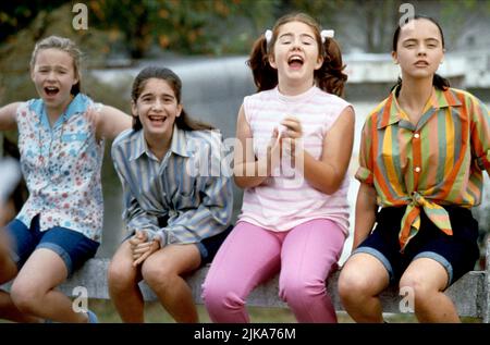 Thora Birch, Gaby Hoffmann, Ashleigh Aston Moore & Christina Ricci Film: Jetzt und dann (1995) Charaktere: Teeny, Young Samantha Albertson, Young Chrissy DeWitt, Young Roberta Martin Regie: Lesli Linka Glatter 20 October 1995 **WARNUNG** Dieses Foto ist nur für den redaktionellen Gebrauch bestimmt und unterliegt dem Copyright der NEUEN LINIE und/oder des Fotografen, der von der Film- oder Produktionsfirma beauftragt wurde, und kann nur durch Publikationen im Zusammenhang mit der Bewerbung des oben genannten Films reproduziert werden. Eine obligatorische Gutschrift für NEUE POSITION ist erforderlich. Der Fotograf sollte auch bei Bekanntwerden des Fotos gutgeschrieben werden. Keine kommerzielle Nutzung kann b Stockfoto