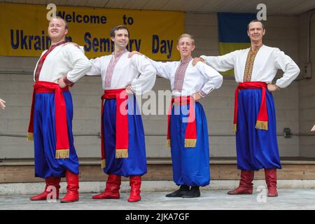 Pottsville, Usa. 31.. Juli 2022. Mitglieder des ukrainischen Volkensembles Kazka treten beim jährlichen Ukrainischen Seminar-Tag 88. auf. Die Veranstaltung wird von den 12 Pfarreien des Südlichen Anthrazit-Protopresbyteros der Ukrainischen Katholischen Archeparchie Philadelphia gesponsert. Das Geld, das bei der Veranstaltung gesammelt wurde, geht an das ukrainische katholische Seminar St. Josaphat in Washington, DC. Kredit: SOPA Images Limited/Alamy Live Nachrichten Stockfoto