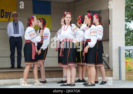 Pottsville, Usa. 31.. Juli 2022. Mitglieder des Ukrainischen Volkensembles Kazka bereiten sich auf den jährlichen Ukrainischen Seminar-Tag 88. vor. Die Veranstaltung wird von den 12 Pfarreien des Südlichen Anthrazit-Protopresbyteros der Ukrainischen Katholischen Archeparchie Philadelphia gesponsert. Das Geld, das bei der Veranstaltung gesammelt wurde, geht an das ukrainische katholische Seminar St. Josaphat in Washington, DC. Kredit: SOPA Images Limited/Alamy Live Nachrichten Stockfoto