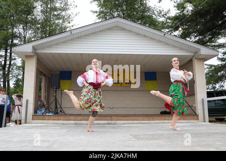 Pottsville, Usa. 31.. Juli 2022. Mitglieder des Ukrainischen Volkensembles Kazka tanzen beim jährlichen Ukrainischen Seminar-Tag 88.. Die Veranstaltung wird von den 12 Pfarreien des Südlichen Anthrazit-Protopresbyteros der Ukrainischen Katholischen Archeparchie Philadelphia gesponsert. Das Geld, das bei der Veranstaltung gesammelt wurde, geht an das ukrainische katholische Seminar St. Josaphat in Washington, DC. Kredit: SOPA Images Limited/Alamy Live Nachrichten Stockfoto