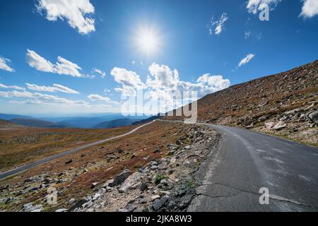 Auf der steilen Straße bis zum Gipfel des Mount Evans, Rocky Mountains, Colorado, USA Stockfoto