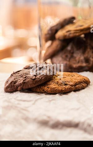 Köstliche Schokolade- und Honigkekse und ein Glas voller Kekse in einem Restaurant Stockfoto