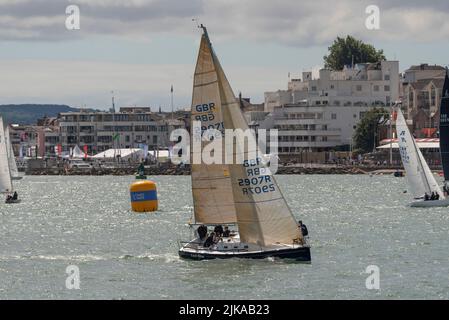 Cowes, Isle of Wight, England, Großbritannien. 2022. Coral Blue eine Cory 290 Yacht, die während der Cowes Week in der Nähe des Stadtzentrums von Cowes konkurriert. Stockfoto