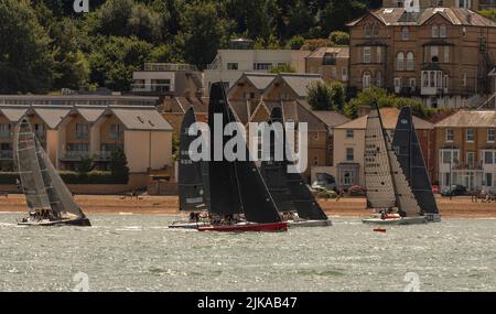 Cowes, Isle of Wight, England, Großbritannien. 2022. Rennyachten nahe der Küste während der Cowes Week Regatta in Cowes, UK. Stockfoto