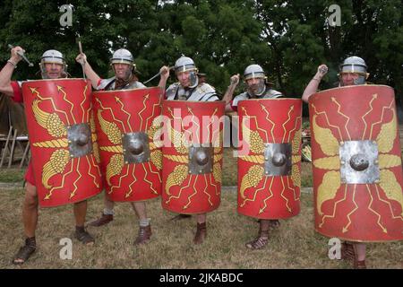 Fishbourne Roman Palace, West Sussex. Die Straßenwache von Ermine eine Nachstellung und lebendige Geschichtsgesellschaft des römischen Militärlebens. Bild Terry Apply Stockfoto