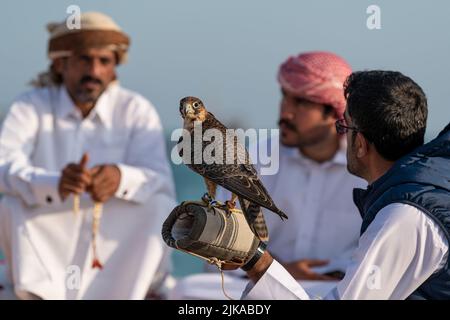 Araber in traditioneller arabischer Tracht mit verbundenen Augen Stockfoto