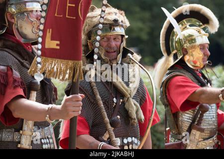 Fishbourne Roman Palace, West Sussex. Die Straßenwache von Ermine eine Nachstellung und lebendige Geschichtsgesellschaft des römischen Militärlebens. Bild Terry Apply Stockfoto