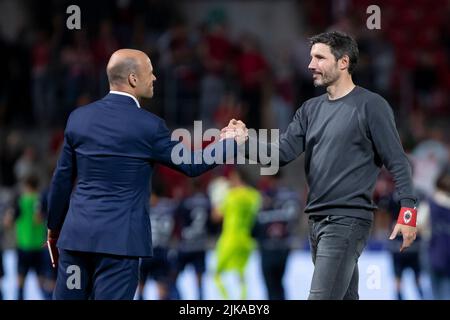 Erwin Van den Sande, Antwerpens Marketing & Communicatie Manager, und Mark van Bommel, Antwerpens Cheftrainer, abgebildet nach einem Fußballspiel zwischen dem Royal Antwerp FC und dem SV Zulte Waregem, am Sonntag, dem 31. Juli 2022 in Antwerpen, am 2. Tag der ersten Liga der „Jupiler Pro League“ 2022-2023 in der belgischen Meisterschaft. BELGA FOTO KRISTOF VAN ACCOM Stockfoto