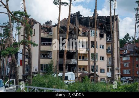 Irpin, Ukraine. 25.. Juli 2022. Im Vorort Kiews befindet sich das zerstörte Gebäude. Quelle: Christophe Gateau/dpa/Alamy Live News Stockfoto