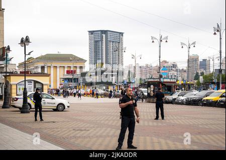 Kiew, Ukraine. 25.. Juli 2022. Polizisten stehen am Hauptbahnhof Kiew-Passashyrskyi. Quelle: Christophe Gateau/dpa/Alamy Live News Stockfoto