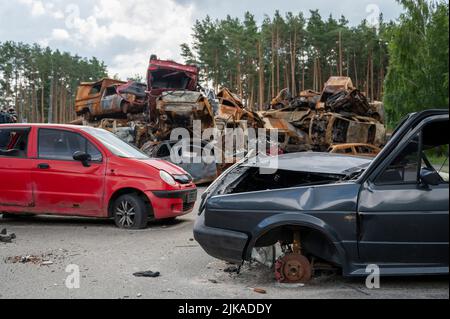 Irpin, Ukraine. 25.. Juli 2022. In einem Vorort Kiews sind verlassene Fluchtfahrzeuge. Quelle: Christophe Gateau/dpa/Alamy Live News Stockfoto