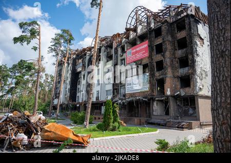 Irpin, Ukraine. 25.. Juli 2022. Im Vorort Kiews befindet sich das zerstörte Gebäude. Quelle: Christophe Gateau/dpa/Alamy Live News Stockfoto