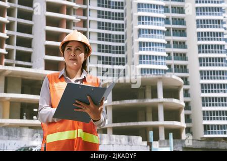 Portrait eines vietnamesischen Ingenieurs auf der Baustelle Stockfoto