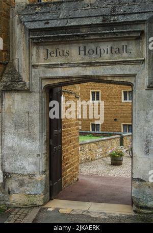 Originaleingang, mit Inschrift zum Jesus Hospital, erbaut 1591, Rothwell, Northamptonshire, Großbritannien; Was zu Almshüusern mit einem späteren Datum führt. Stockfoto