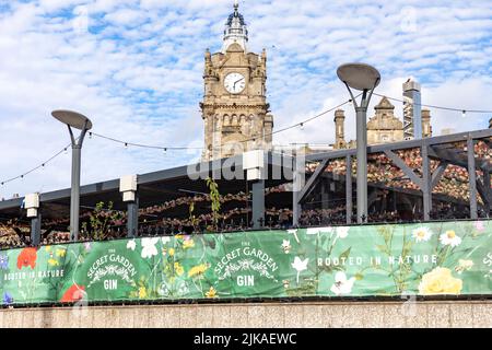 Festival Village Edinburgh auf dem Dach des Waverley Einkaufszentrums neben dem Balmoral Hotel, Essen, Musik, Getränke und Gin, Edinburgh Stadtzentrum, Schottland 2022 Stockfoto