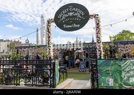 Festival Village Edinburgh auf dem Dach des Waverley Einkaufszentrums neben dem Balmoral Hotel, Essen, Musik, Getränke und Gin, Edinburgh Stadtzentrum, Schottland 2022 Stockfoto